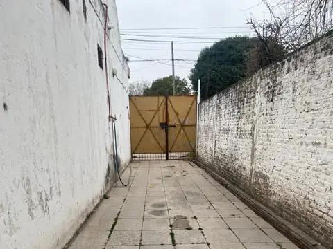 Local comercial a la calle, con galpón trasero.