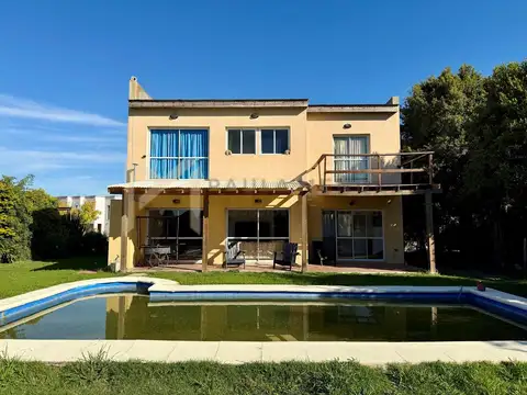 Casa en Venta con 2 cocheras