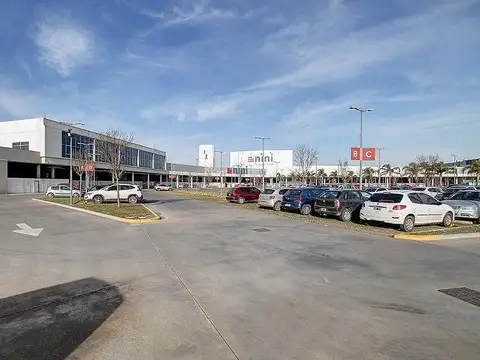 Locales a estrenar en Centro Comercial sobre Autopista del Oeste con Seguridad 24 hs parking