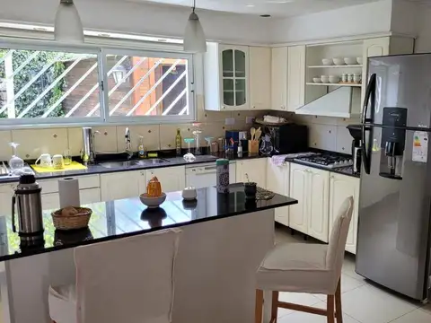 Venta casa céntrica, 3 dorm, quincho, garage, Caleta Olivia