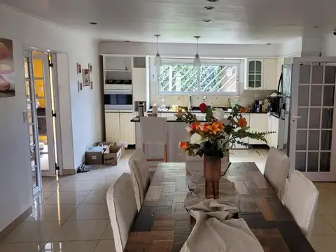 Venta casa céntrica, 3 dorm, quincho, garage, Caleta Olivia