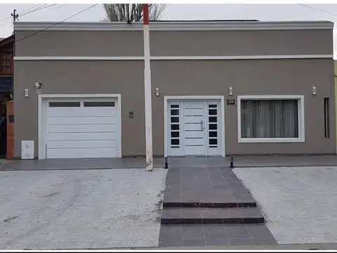 Venta casa céntrica, 3 dorm, quincho, garage, Caleta Olivia
