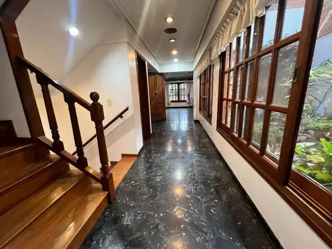 VENTA CASA 5 AMBIENTES  PARQUE Y GARAGE EN BERNAL