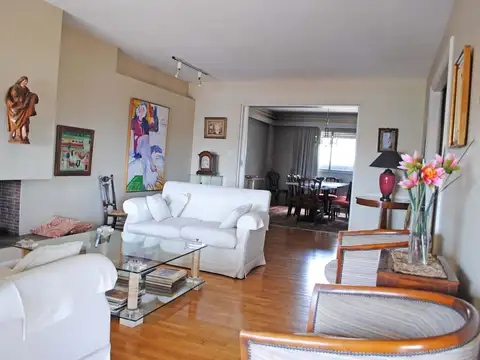 Muy buen departamento en Av. Libertador, piso alto con vista al rio