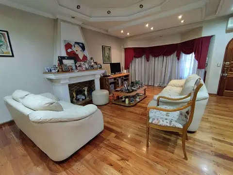 Casa 7 ambientes con 4 baños