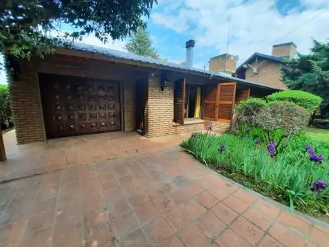 Casa 4 ambientes con 2 baños