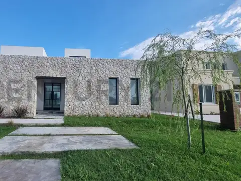 Casa a estrenar en el barrio Santa Ana