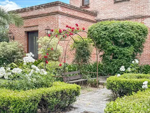 Casa 9 ambientes con 4 baños