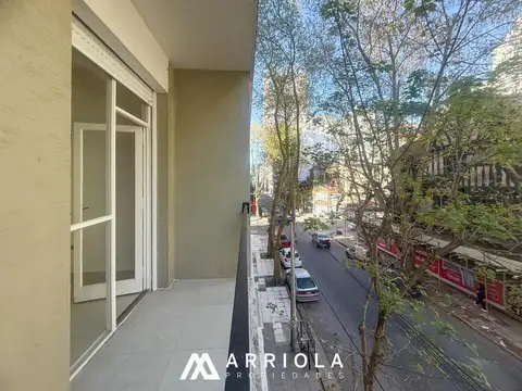 Dpto 2 amb. INTEGRADO con balcón, a la calle. En Sarmiento y Falucho!