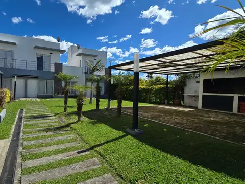 DUPLEX CON PILETA, US$60.000 A 800 METROS DE TERMAS AMOBLADO