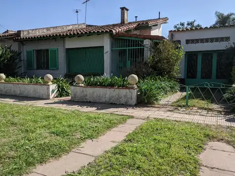 Amplia Casa  de 4 Ambientes a la Venta