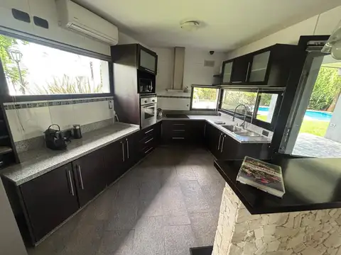 Casa 4 ambientes con 3 baños