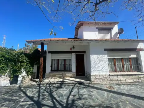 VENTA CASA 5 AMBIENTES CON QUINCHO GARAGE