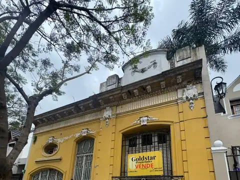 Casa 5 ambientes con patio, terraza y cochera. A actualizar