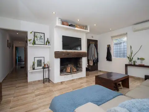 Casa 4 ambientes con 2 baños