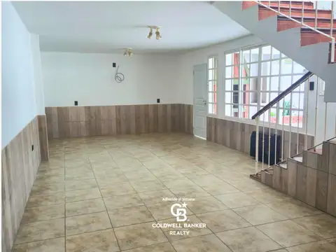 Casa en Alquiler con 2 cocheras