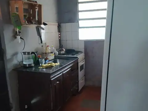 Casa de dos plantas sobre lote de 10x20, en Marcos Paz