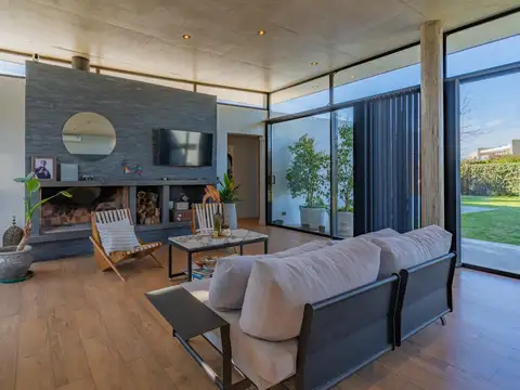 Casa estilo moderno, en el excelente barrio Privado Arenas del Sur. VENDIDO