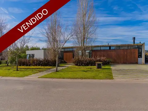 Casa estilo moderno, en el excelente barrio Privado Arenas del Sur. VENDIDO