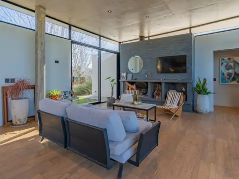 Casa 4 ambientes con 2 baños