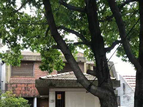 Propiedad ideal para dos familias, con amplio jardín.