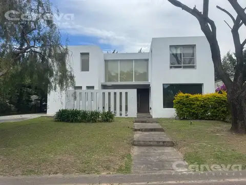 Casa de 3 dormitorios mas dependencia  y pileta en Santa Clara