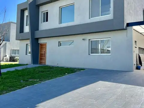 Venta de casa en dos plantas con pileta - LAGOON PILAR