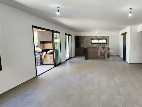 Casa 6 ambientes con 2 baños