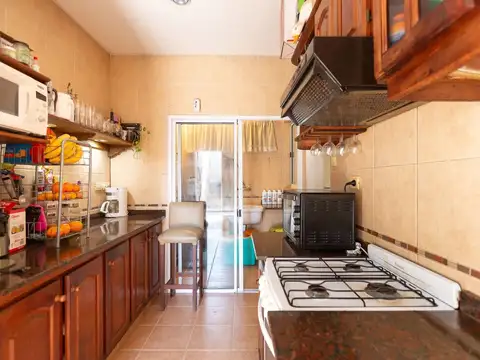 VENTA CASA 3 AMBIENTES CON DEPENDENCIA Y COCHERA