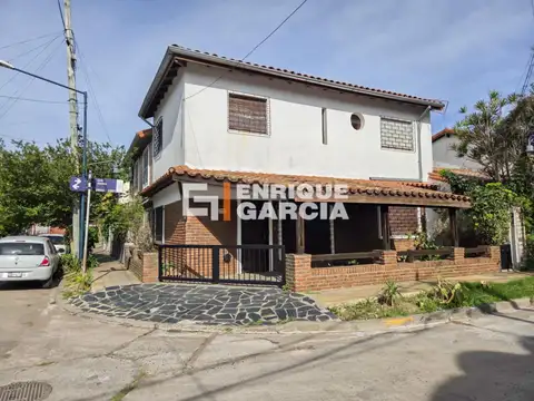 ALQUILER CASA 4 AMBIENTES CON ESCRITORIO Y GARAGE CUBIERTO