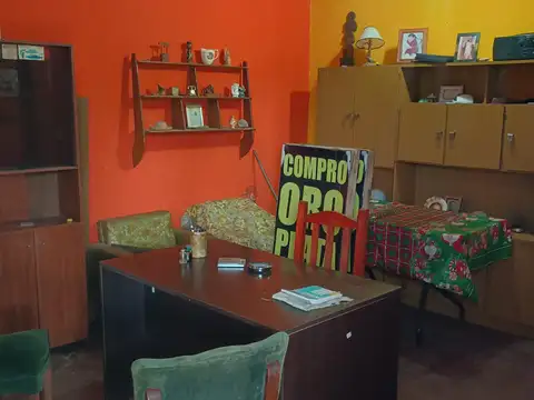 Esquina con dos viviendas sobre asfalto!