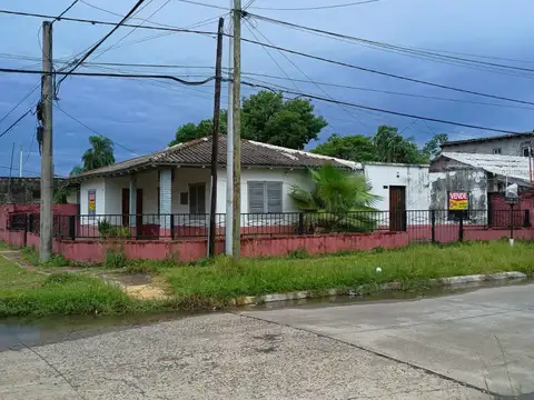 Esquina con dos viviendas sobre asfalto!