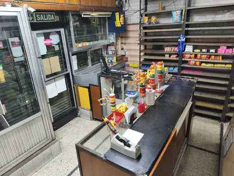 LOCAL 65 M2 CON VIDRIERA, PERSIANA, DOS BAÑOS Y PATIO. 12 DE OCTUBRE 214 AVELLANEDA