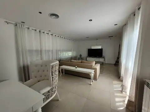 Casa en Alquiler Temporal con 4 cocheras