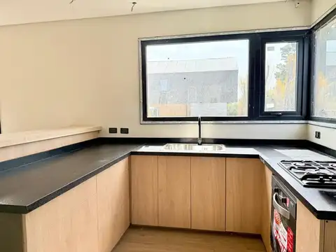 Casa Categoría en Venta esquina, Barrio Villaverde