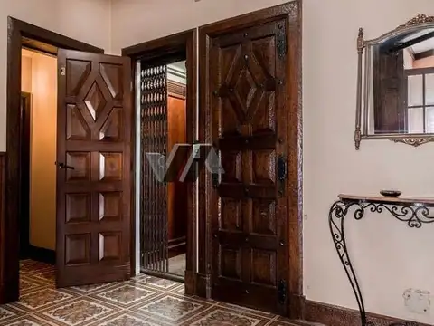 Residencia tradicional con piscina, sobre La Costa. Playa Chica.