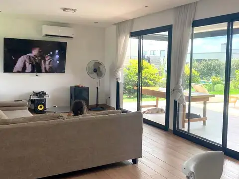 Casa en Venta en Pilar del Este - San Ramon, USD 220.000