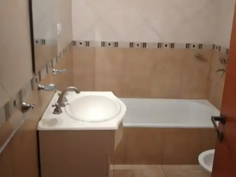 De La Democracia 2400, Piso 1