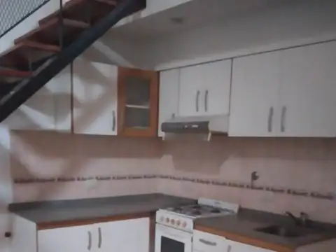 De La Democracia 2400, Piso 1