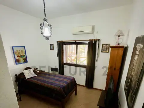 Casa 9 ambientes con 2 baños