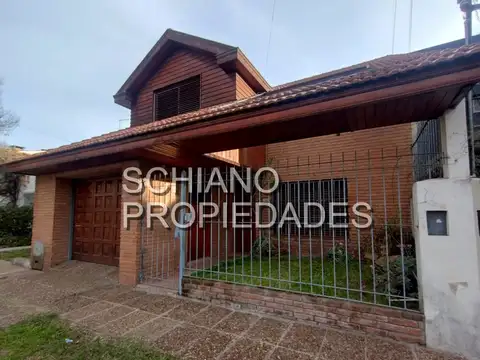 CHALET  EN DOS PLANTAS CON 4 DORMITORIOS Y FONDO LIBRE EN QUILMES RESIDENCIAL.