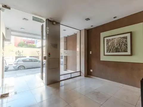 Comodísimo departamento de cuatro ambientes con cochera en Villa Urquiza.