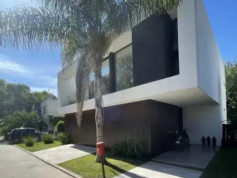 Venta de casa 4 ambientes.  Barrio Don Caggiano .