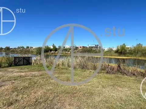 Lote en venta al agua en Muelles Puertos Escobar