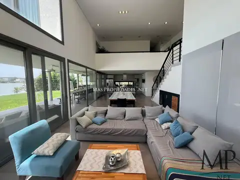 Casa 6 ambientes con 4 baños