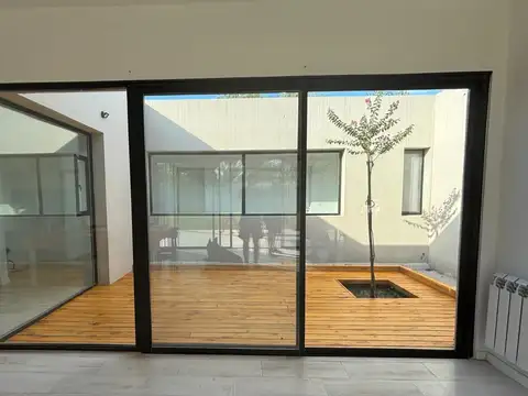 Casa en Venta con 4 cocheras