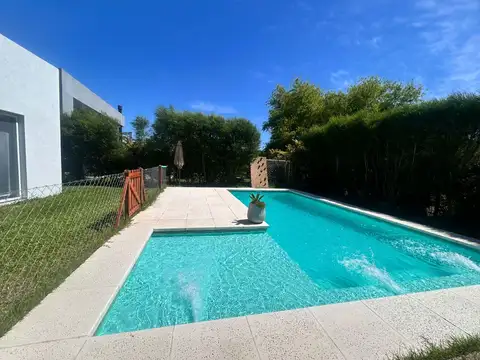 Casa en Alquiler con 3 cocheras