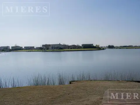 Lote a la laguna en venta en El Canton Barrio Norte