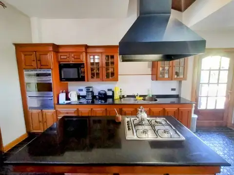 Casa en Venta con 3 cocheras