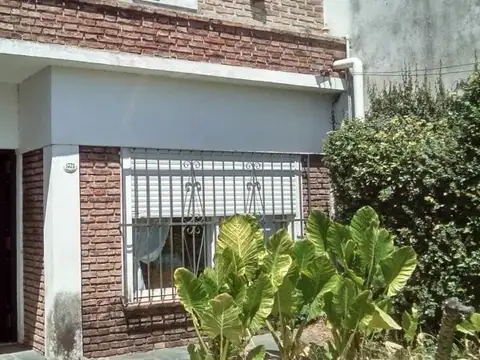 CHALET SOBRE LOTE 8,66 x 36,34- PISCINA-